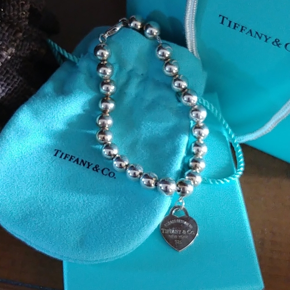 Woman LOVE a Tiffany blue box!! - Picture 2 of 13
